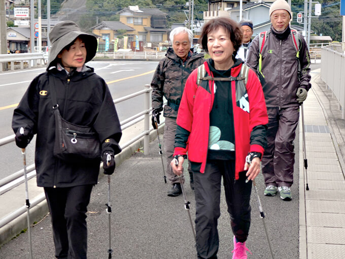 ノルディックウォーキングの様子