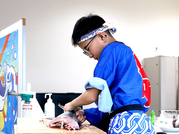 魚のさばき方教室の様子