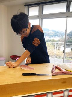 魚のからだのヒミツを探ろう！親子解剖きょうしつ