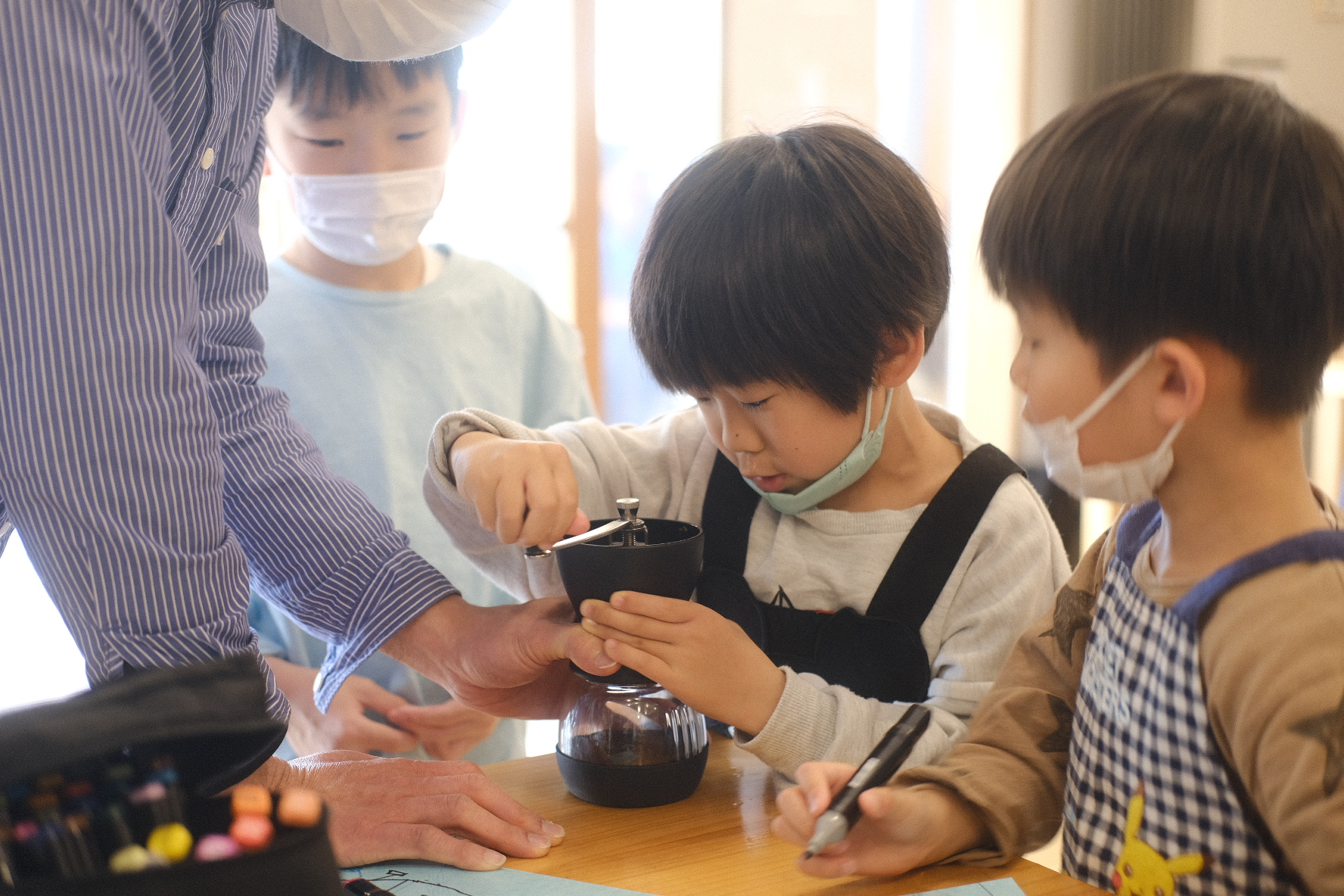 コーヒーきょうしつ 子どもが体験する様子